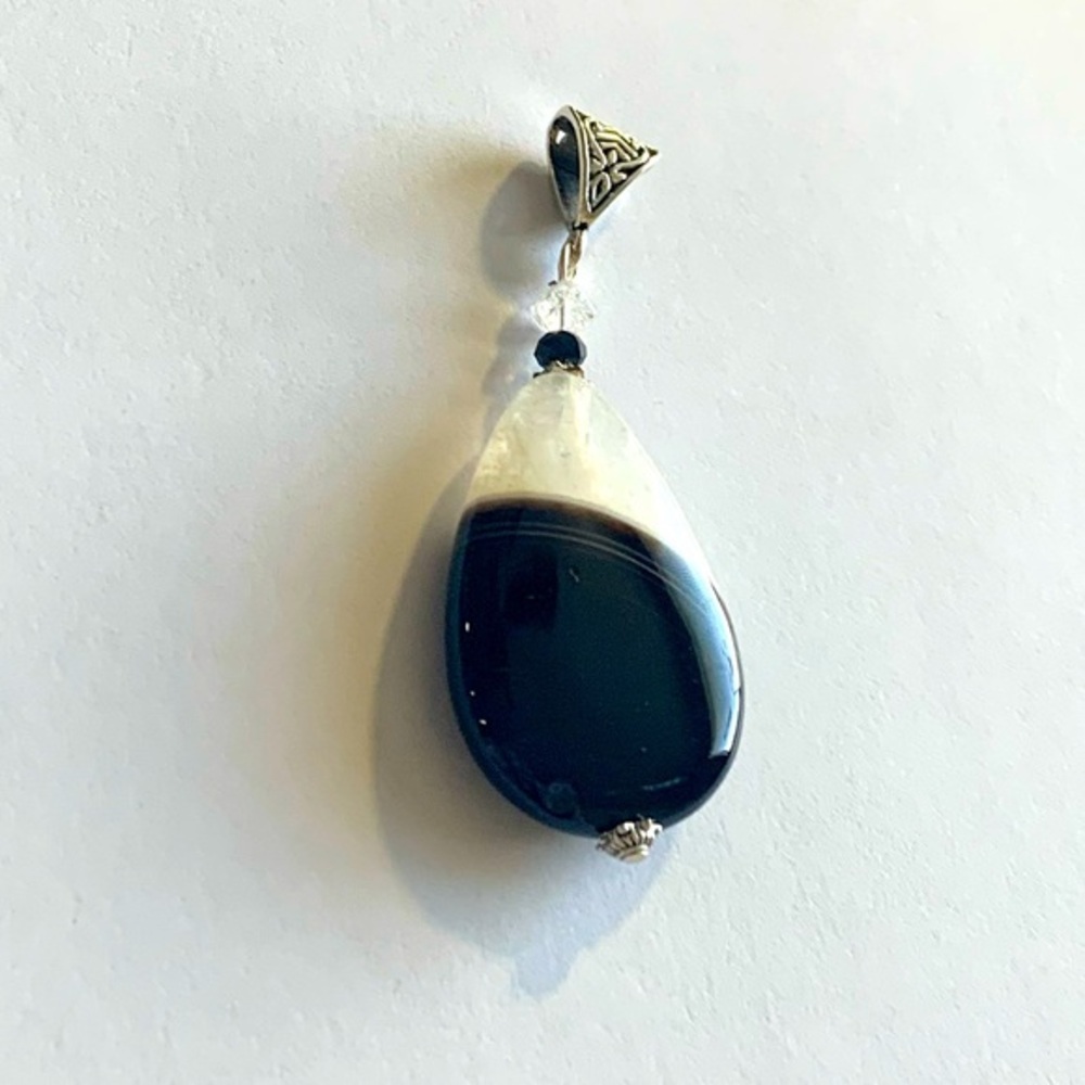 Elegant composite quartz/agate teardrop pendant